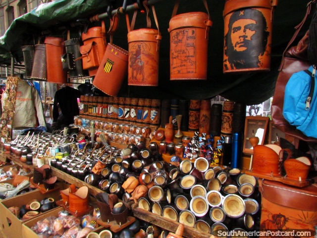 Produtos de couro de venda em mercados de a Feira Tristan Narvaja em Montevido. (640x480px). Uruguai, Amrica do Sul.