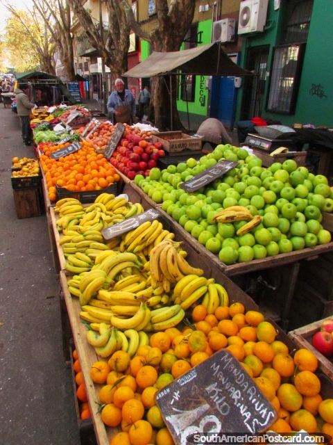 Uma estante de fruto em a Feira Tristan Narvaja no domingo mercados em Montevido. (480x640px). Uruguai, Amrica do Sul.