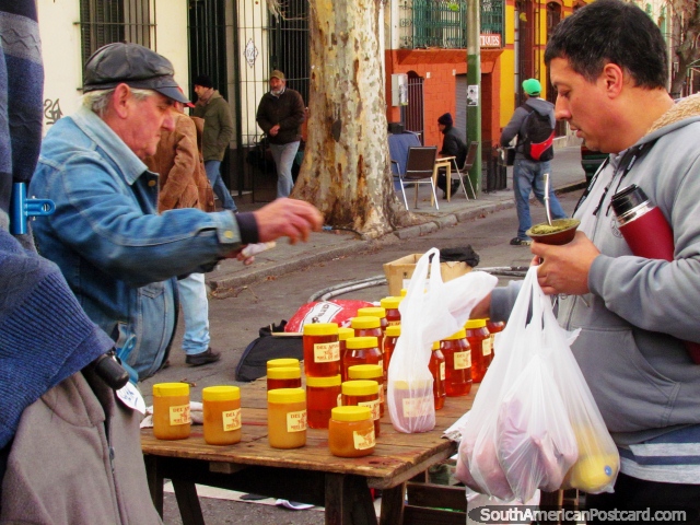 Um homem vende o mel em mercados de a Feira Tristan Narvaja em Montevido. (640x480px). Uruguai, Amrica do Sul.