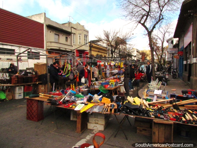 Instrumentos e rua de hardware em mercados de a Feira Tristan Narvaja em Montevidéo. (640x480px). Uruguai, América do Sul.