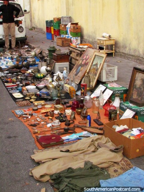 Antiguidade e rebotalho de venda em mercados de a Feira Tristan Narvaja em Montevidéo. (480x640px). Uruguai, América do Sul.