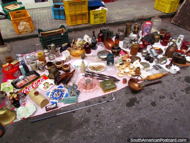 Garrafas antigas, chapas e xïcaras em mercados de a Feira Tristan Narvaja em Montevidéo. (640x480px). Uruguai, América do Sul.