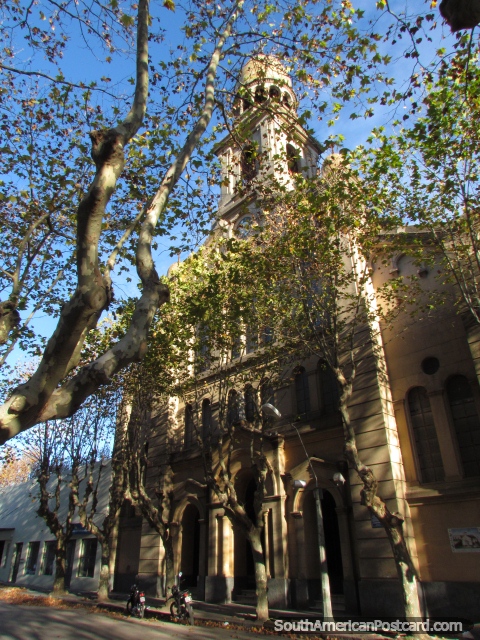 Igreja San Pedro em Durazno, monumento histórico nacional. (480x640px). Uruguai, América do Sul.