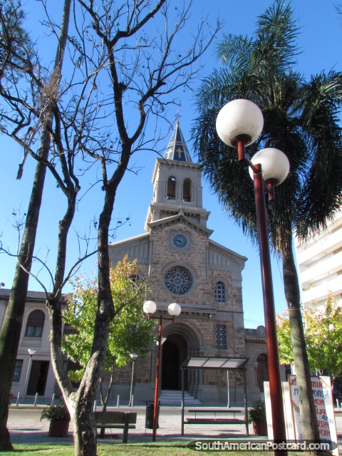 Catedral de San Fructuoso, la iglesia de piedra construyó en 1899 en Tacuarembo. (480x640px). Uruguay, Sudamerica.