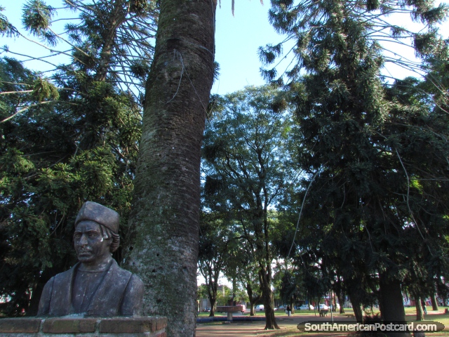 Plaza Cristobal Colon cerca del centro de Tacuarembo. (640x480px). Uruguay, Sudamerica.