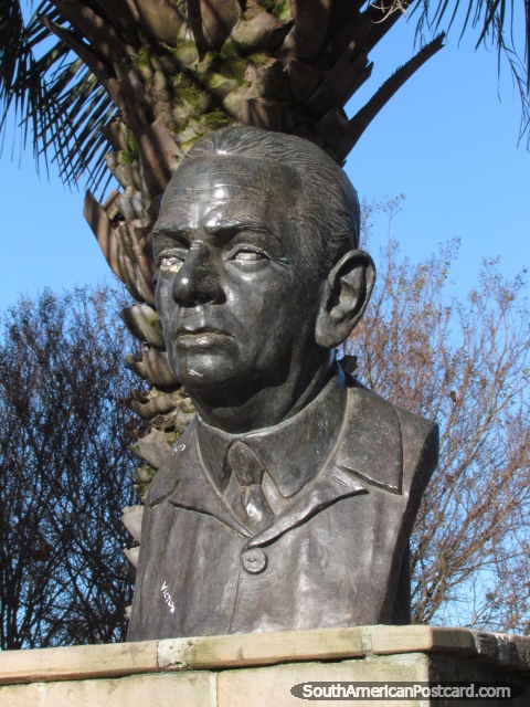 O doutor Ivo Ferreira Bueno (1888-1970) forma dianteira em uma praça pública em Tacuarembo. (480x640px). Uruguai, América do Sul.
