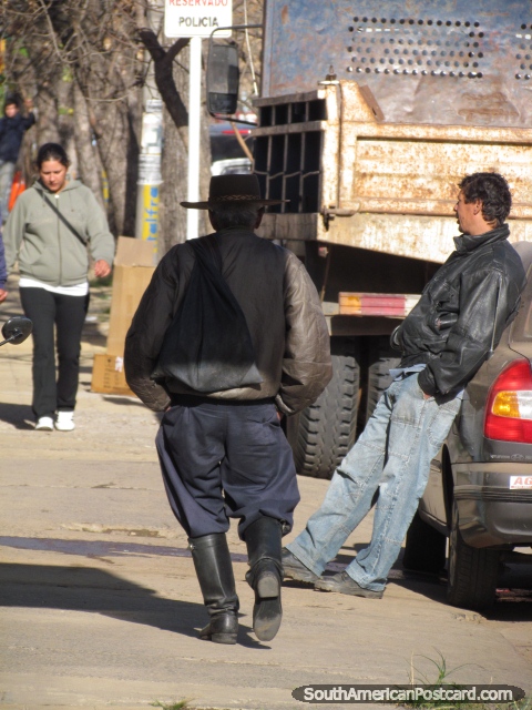 O gacho de Tacuarembo com botas pretas, chapu, jaqueta e aconchegado arqueja. (480x640px). Uruguai, Amrica do Sul.