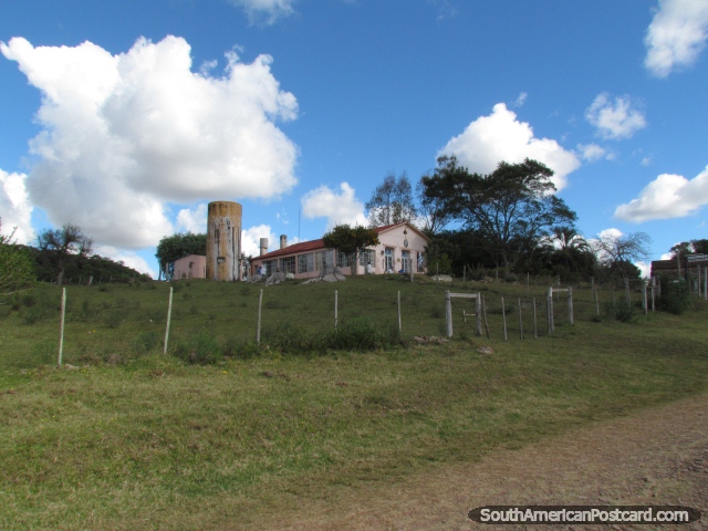 Escuela de Carlos Gardel en Valle Edn cerca de Tacuarembo. (640x480px). Uruguay, Sudamerica.