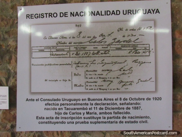 O certificado de nascimento de Carlos Gardel em monitor no museu em Tacuarembo. (640x480px). Uruguai, Amrica do Sul.