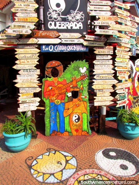 La tienda Canoa Quebrada en el Punta del Este tiene signos de la distancia a sitios por todo el mundo. (480x640px). Uruguay, Sudamerica.
