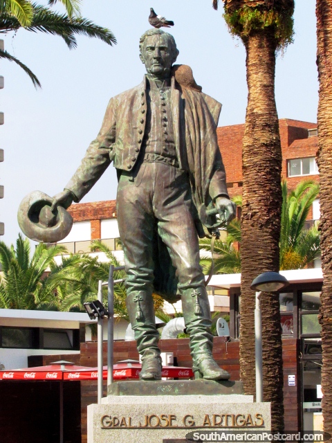 Jose Gervasio Artigas com estátua de chapéu na sua praça pública, Punta do Este. (480x640px). Uruguai, América do Sul.