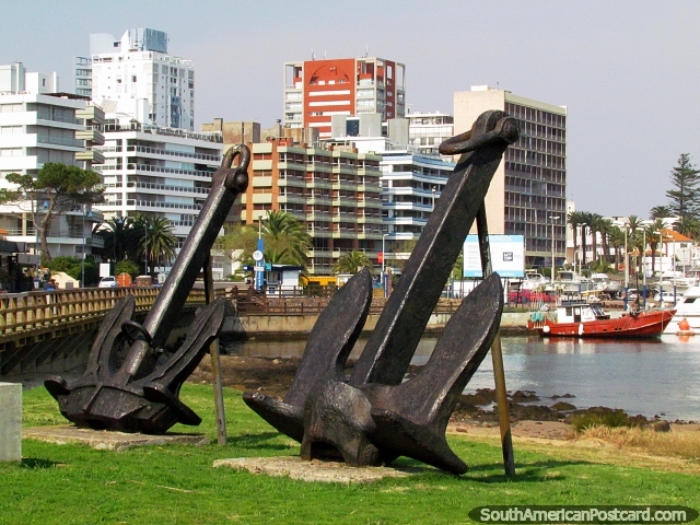 Un par de monumentos de ancla negros enormes en la hierba a lo largo del paseo entablado en el puerto en Punta del Este. (640x480px). Uruguay, Sudamerica.