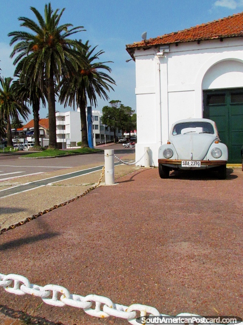Un viejo Volkswagen aparcado al lado de la marina, edificio en Punta del Este. (480x640px). Uruguay, Sudamerica.