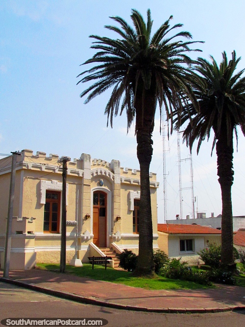 La comisara y la informacin turstica se localizan en este edificio histrico en el Punta del Este. (480x640px). Uruguay, Sudamerica.