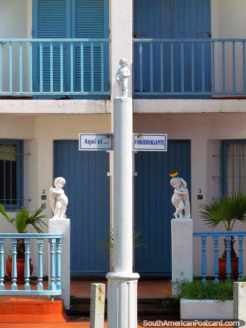 3 estatuas mini blancas fuera de una casa cerca del faro en Punta del Este. (480x640px). Uruguay, Sudamerica.