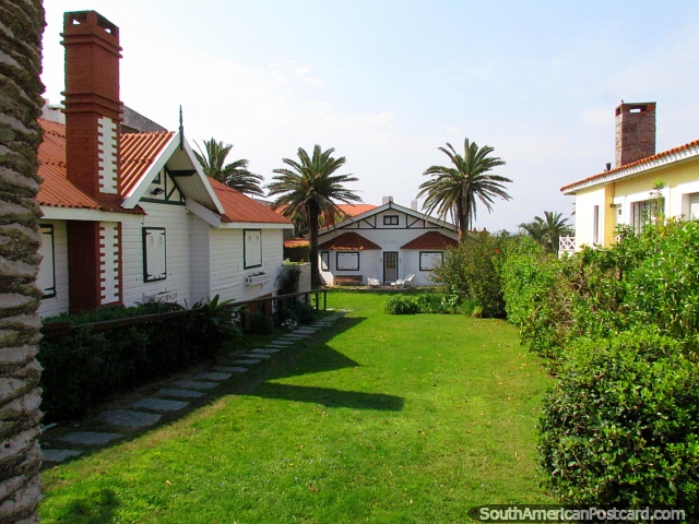 Algunas casas agradables con cspedes cubiertos de hierba verdes en Punta del Este. (640x480px). Uruguay, Sudamerica.