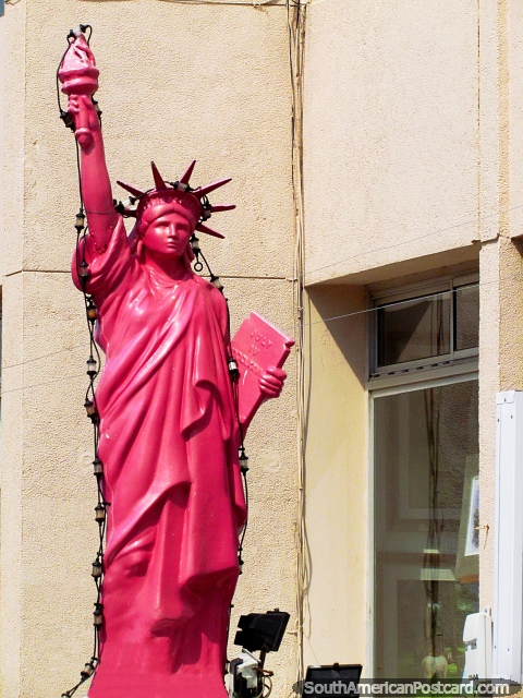 Estatua rosada de libertad en Punta del Este para recordar el 4 de Julio. (480x640px). Uruguay, Sudamerica.