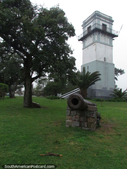 Torre do Vigia construiu em 1801 com o canho, a torre de vigia em Maldonado. (480x640px). Uruguai, Amrica do Sul.