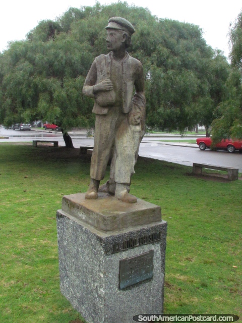 Manuel Mendoza Estremera (nascido em 1792) - el Nino Chasque, esttua de pedra em Maldonado. (480x640px). Uruguai, Amrica do Sul.