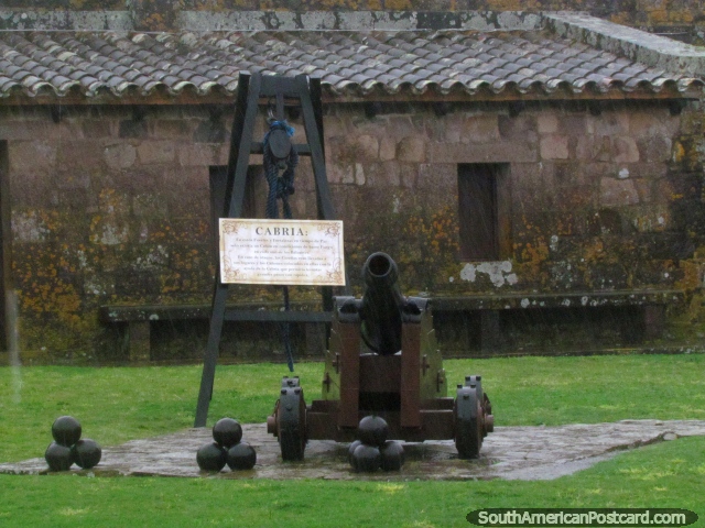 Un can negro con pelotas del can en frente en fortaleza San Miguel en Chuy. (640x480px). Uruguay, Sudamerica.