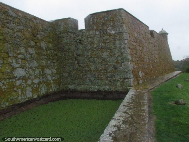 Do lado de fora de parede de pedra e fosso em forte San Miguel em Chuy. (640x480px). Uruguai, Amrica do Sul.