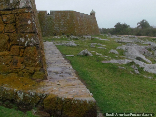 O exterior de forte San Miguel com jardim de rocha em Chuy. (640x480px). Uruguai, América do Sul.
