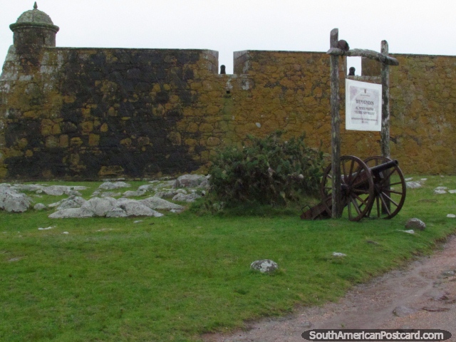3 cnone pode ver-se nesta foto do forte San Miguel em Chuy. (640x480px). Uruguai, Amrica do Sul.