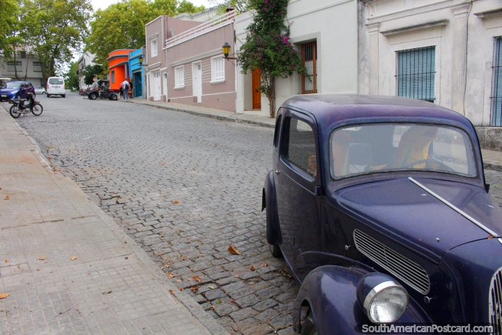 Um de vrias carros velhos v andando em volta das ruas de Colonia do Sacramento. (720x480px). Uruguai, Amrica do Sul.