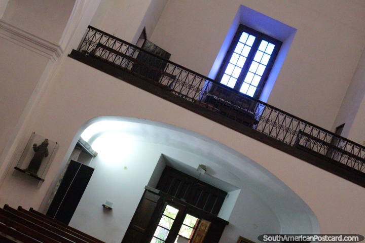 Dentro de la catedral (baslica) con la luz azul de la ventana, de Colonia del Sacramento. (720x480px). Uruguay, Sudamerica.