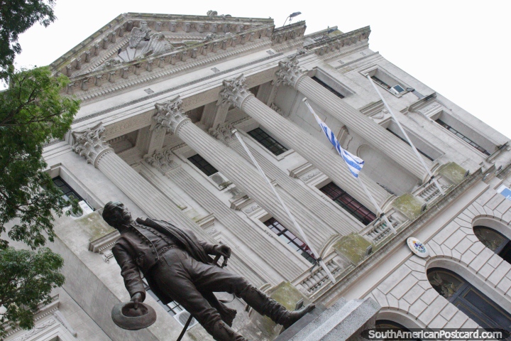 Edificio del gobierno y una estatua de Jos Artigas en Colonia del Sacramento. (720x480px). Uruguay, Sudamerica.