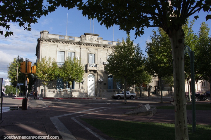 La esquina de la plaza principal en Fray Bentos mirando a travs de la oficina del Alcalde. (720x480px). Uruguay, Sudamerica.