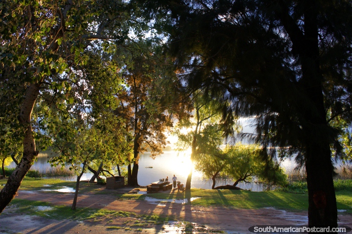 O sol baixa sobre o Rio de Uruguai na Fray Bentos. (720x480px). Uruguai, América do Sul.