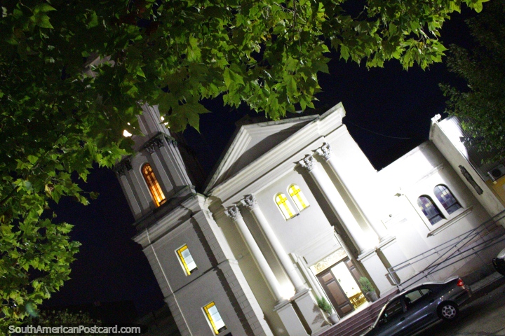 La iglesia en Fray Bentos en la noche, vista desde la plaza. (720x480px). Uruguay, Sudamerica.