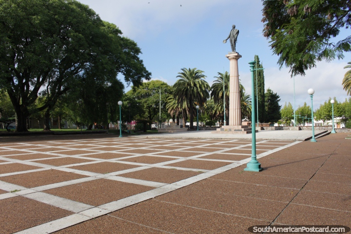 Praça Artigas na Fray Bentos, menos sombreado do que outras praças públicas, um lugar de dar um pontapé em uma bola em volta. (720x480px). Uruguai, América do Sul.