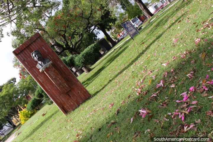 Praça Risso Canyasso em Fray Bentos, uma praça pública ervosa com árvores e flores. (720x480px). Uruguai, América do Sul.