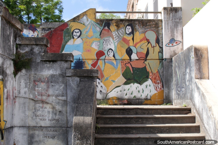 Um mural interessante de figuras femininas acima de escada perto do rio em Fray Bentos. (720x480px). Uruguai, América do Sul.