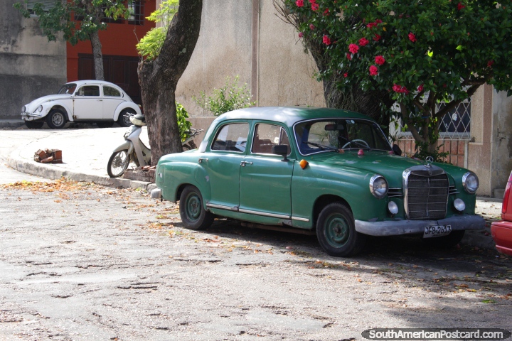 O belo velho carro verde e um Volkswagen estacionaram na rua na Fray Bentos. (720x480px). Uruguai, América do Sul.