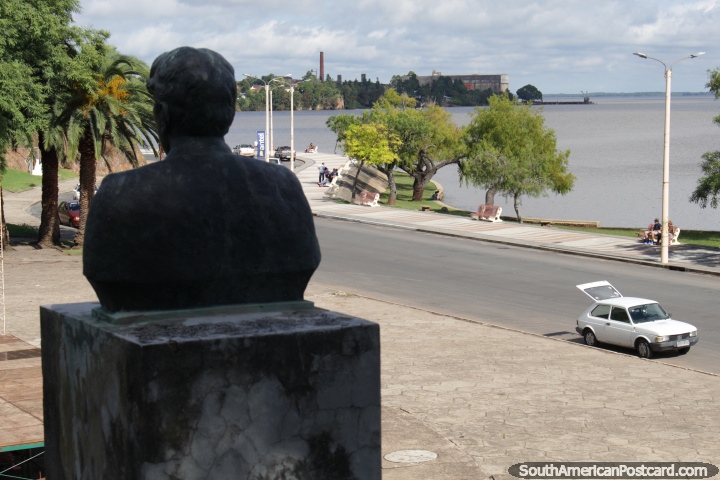 Florencio Sanchez (1875-1910), Uruguayan playwright, founding father of theatre, bust looks out to the river in Fray Bentos. (720x480px). Uruguay, South America.