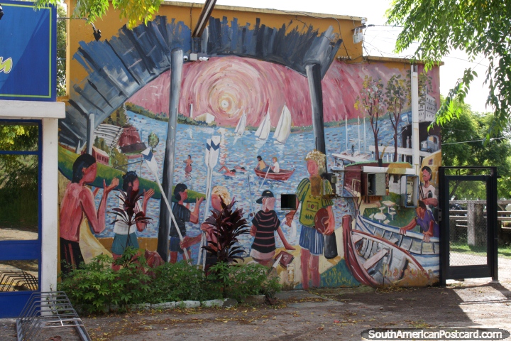 Mural de crianas que se divertem no rio, localizado no porto em Fray Bentos. (720x480px). Uruguai, Amrica do Sul.