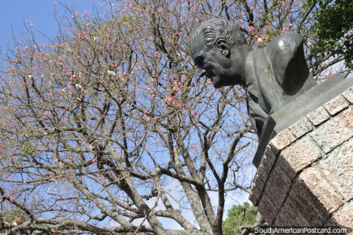 Franklin D. Roosevelt (1882-1945), ex-presidente, busto en el parque que lleva su nombre en Fray Bentos. (720x480px). Uruguay, Sudamerica.