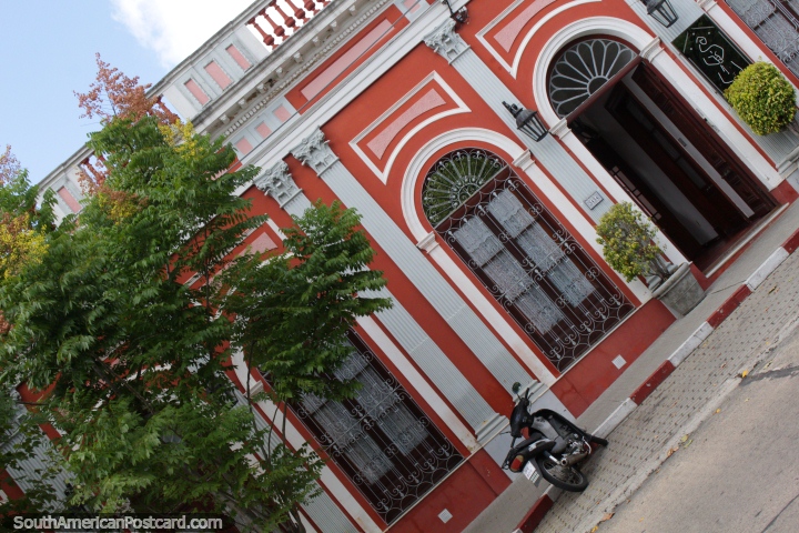 La fachada llamativa de Posada del Frayle Bentos en Fray Bentos. (720x480px). Uruguay, Sudamerica.