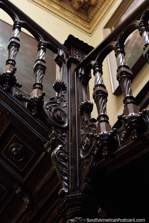 Escalera de madera antigua con gran detalle en el museo de bellas artes de Salto. (480x720px). Uruguay, Sudamerica.