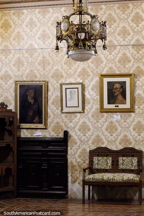 Habitacin con muebles antiguos que incluyen sof y lmpara de araa, con pinturas, museo de bellas artes, Salto. (480x720px). Uruguay, Sudamerica.