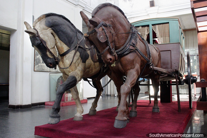 Doble caballo y carro, historia y tecnologa en exhibicin en el museo del hombre y la tecnologa en Salto. (720x480px). Uruguay, Sudamerica.