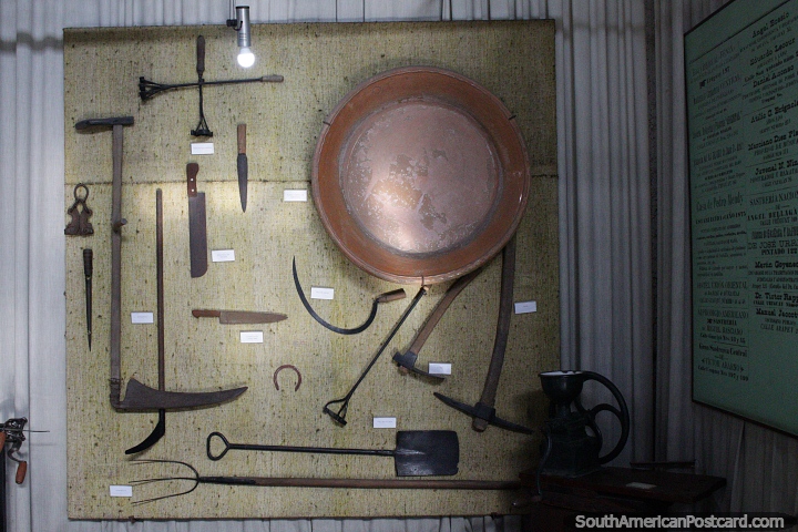 Panela dourada, picaretas, garfos, facas, ps e outros instrumentos antigos, um monitor no museu de homem e tecnologia em Salto. (720x480px). Uruguai, Amrica do Sul.