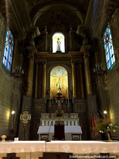O altar e interior da catedral em Paysandu com janelas de vidro manchadas e colunas. (480x640px). Uruguai, Amrica do Sul.