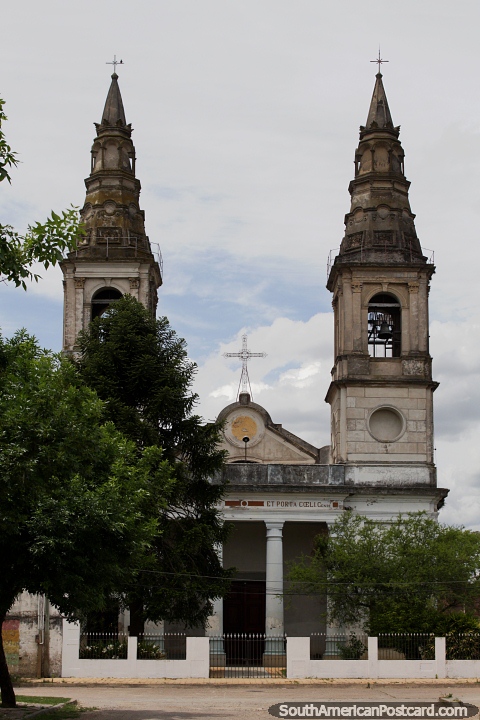 A parquia de San Ramon, a velha igreja abaixo perto do porto em Paysandu, no usado. (480x720px). Uruguai, Amrica do Sul.