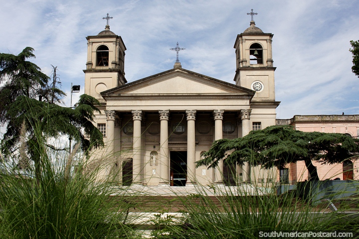 Catedral de Paysandú construida en 1860, reconstruida después de la invasión brasileña de 1864. (720x480px). Uruguay, Sudamerica.