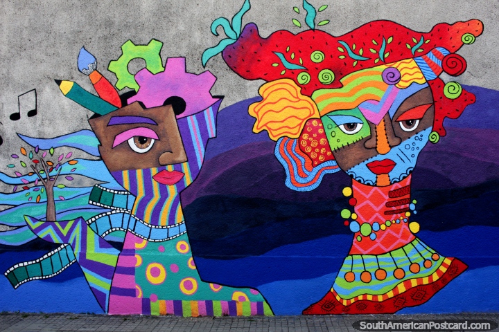 Par de figuras coloridas, una obra de arte callejero muy abstracta en Paysandú. (720x480px). Uruguay, Sudamerica.