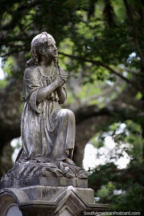 Figura feminina feita de pedra, monumento no cemitério velho, museu em Paysandu. (480x720px). Uruguai, América do Sul.